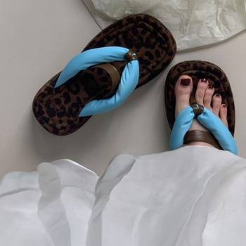 Platformos vastag talpú papucs, klínes sarokkal, nyári casual viselet, Felső: szuper rost, Belső: szarvasbőr, Talp: gumi, Lábujj: kerek, Mintázat: halszálka