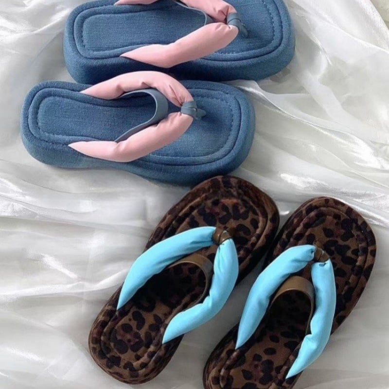 Platformos vastag talpú papucs, klínes sarokkal, nyári casual viselet, Felső: szuper rost, Belső: szarvasbőr, Talp: gumi, Lábujj: kerek, Mintázat: halszálka