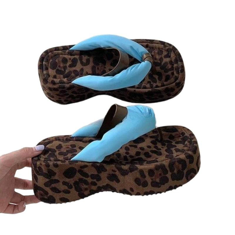 Platformos vastag talpú papucs, klínes sarokkal, nyári casual viselet, Felső: szuper rost, Belső: szarvasbőr, Talp: gumi, Lábujj: kerek, Mintázat: halszálka