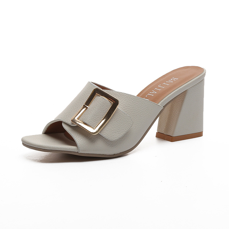 Női magas sarkú szandál egy pánttal és csattal, hal formájú orr, PU felsőrész, gumírozott talp