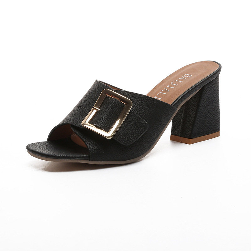 Női magas sarkú szandál egy pánttal és csattal, hal formájú orr, PU felsőrész, gumírozott talp