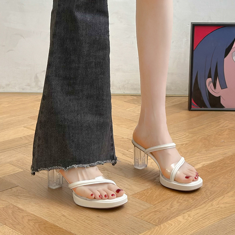 Női magas sarkú szandál, PU felsőrésszel, négyzetes orr, szétválasztott lábujj, gumírozott talp, retro stílus, nyár 2024