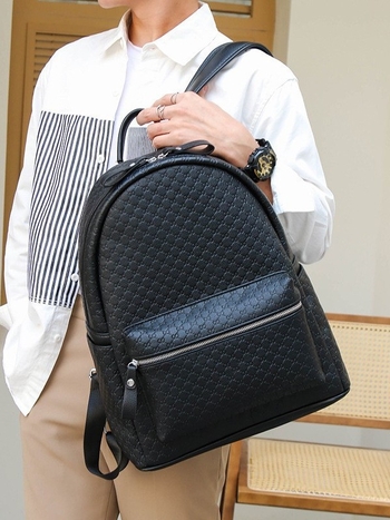 Laptophoz és üzleti használatra tervezett hátizsák, nagy kapacitású, PVC anyagú, cipzáras nyitás, belső poliészter bélés és köztes réteg, belső zsebek ( cipzáras és telefontartó ), vízálló