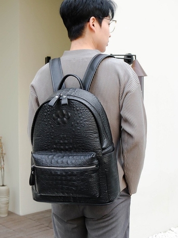 Laptophoz és üzleti használatra tervezett hátizsák, nagy kapacitású, PVC anyagú, cipzáras nyitás, belső poliészter bélés és köztes réteg, belső zsebek ( cipzáras és telefontartó ), vízálló