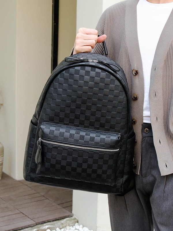 Laptophoz és üzleti használatra tervezett hátizsák, nagy kapacitású, PVC anyagú, cipzáras nyitás, belső poliészter bélés és köztes réteg, belső zsebek ( cipzáras és telefontartó ), vízálló