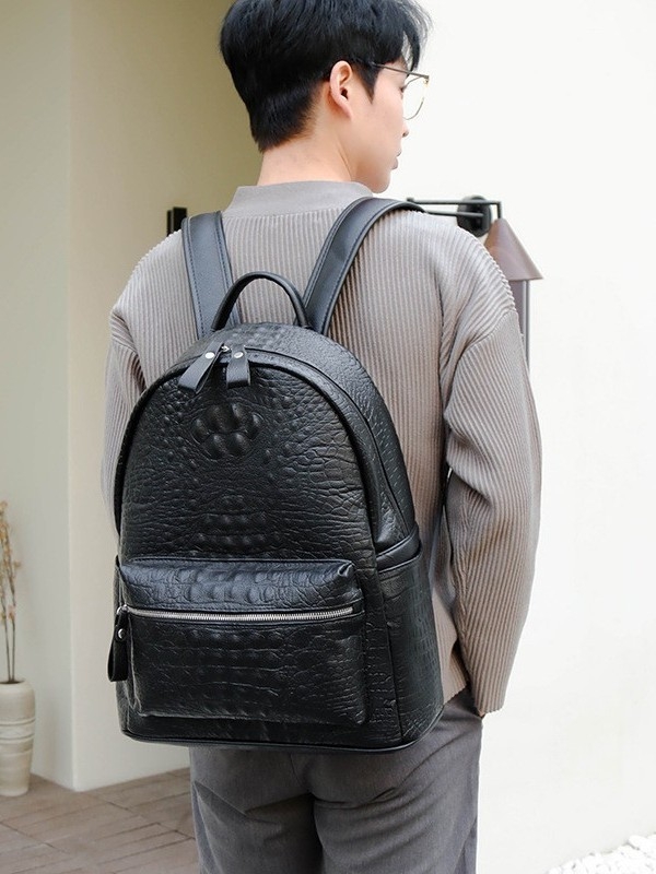 Laptophoz és üzleti használatra tervezett hátizsák, nagy kapacitású, PVC anyagú, cipzáras nyitás, belső poliészter bélés és köztes réteg, belső zsebek ( cipzáras és telefontartó ), vízálló