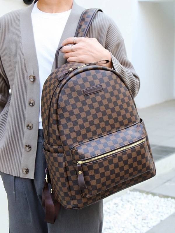 Laptophoz és üzleti használatra tervezett hátizsák, nagy kapacitású, PVC anyagú, cipzáras nyitás, belső poliészter bélés és köztes réteg, belső zsebek ( cipzáras és telefontartó ), vízálló