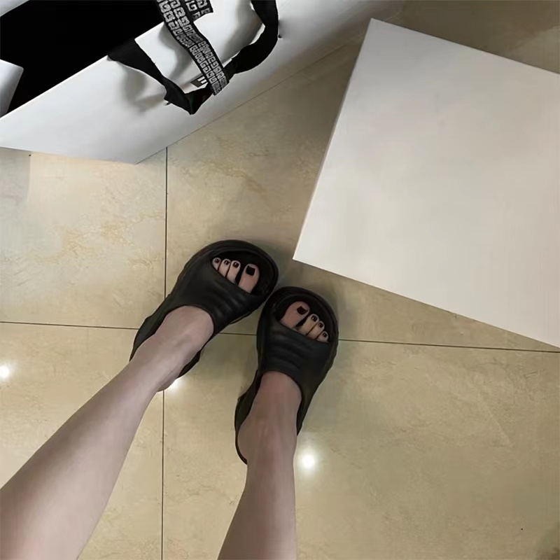 Női vastag talpú szandál egypántos, platformos talppal (PU felső rész, gumi talp, kerek orr, nyár 2025, eredet: Quanzhou, Fujian)