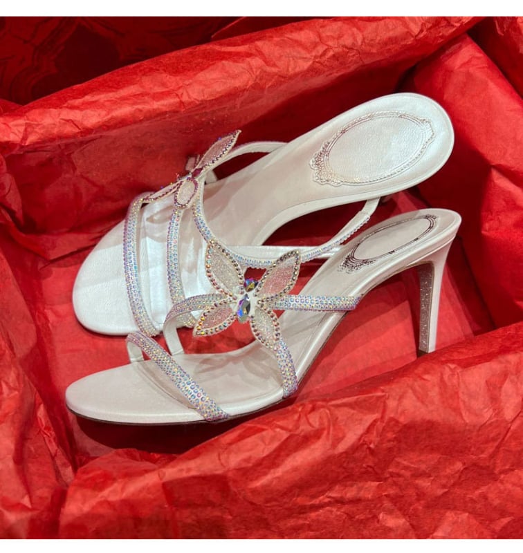 Rhinestone szandálok masnis-keresztezett pántokkal, nyitott orrú, stilettó magas sarkú, mikroszálas felsőrész