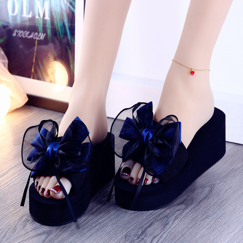 Női nyári szandál masnival, textile felsőrész, buborékos talp, 3–5 cm magas sarkú, csúszásmentes és légáteresztő mindennapi viseletre