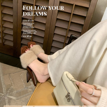 Női szőrmehatású papucs egyláncos, négyzet orrú, klines sarkú, 5 cm magasság