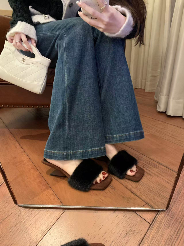 Női szőrmehatású papucs egyláncos, négyzet orrú, klines sarkú, 5 cm magasság