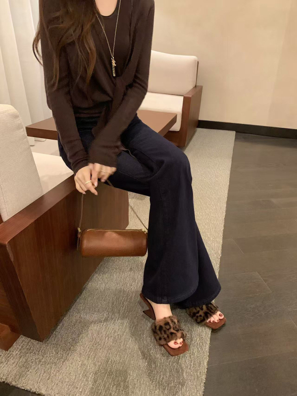 Női szőrmehatású papucs egyláncos, négyzet orrú, klines sarkú, 5 cm magasság