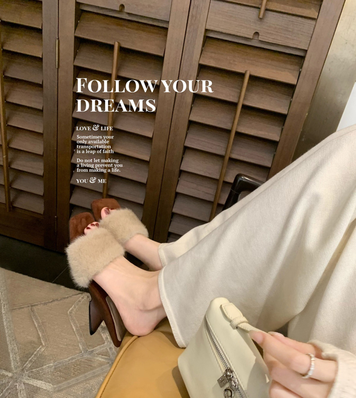 Női szőrmehatású papucs egyláncos, négyzet orrú, klines sarkú, 5 cm magasság