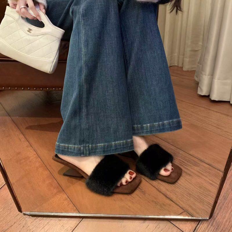 Női szőrmehatású papucs egyláncos, négyzet orrú, klines sarkú, 5 cm magasság