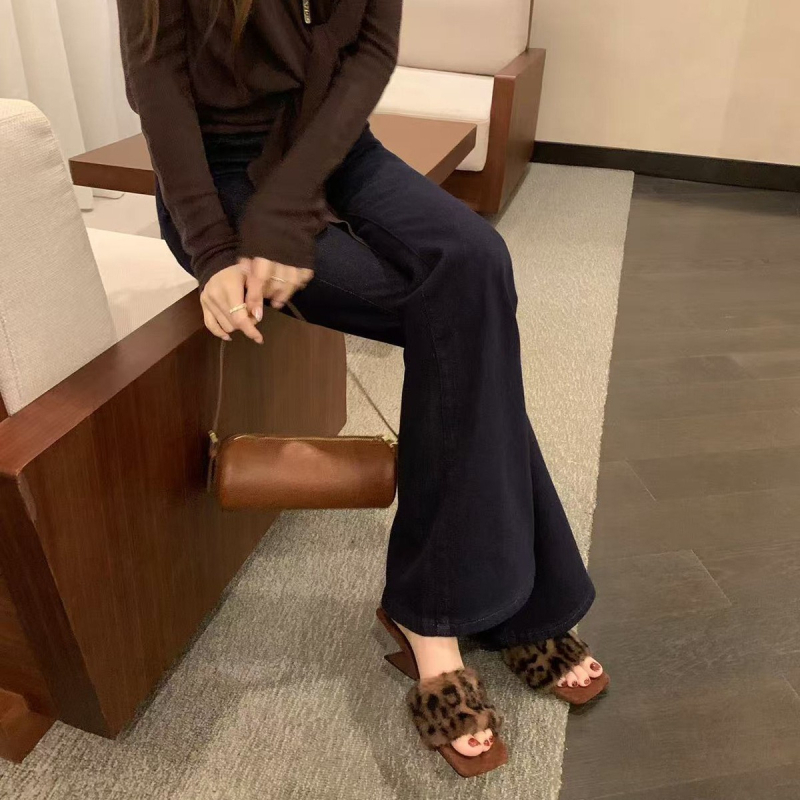 Női szőrmehatású papucs egyláncos, négyzet orrú, klines sarkú, 5 cm magasság