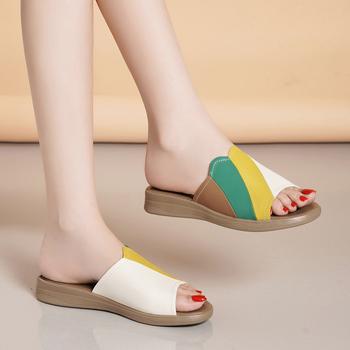 Női bőrszandálok, felső rész kettős marhabőrből, kerek orr, klínes sarok, vastag puha talp, csúszásmentes, laza stílus, eredet Quanzhou, Fujian