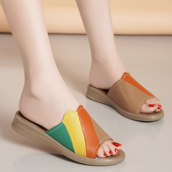 Női bőrszandálok, felső rész kettős marhabőrből, kerek orr, klínes sarok, vastag puha talp, csúszásmentes, laza stílus, eredet Quanzhou, Fujian