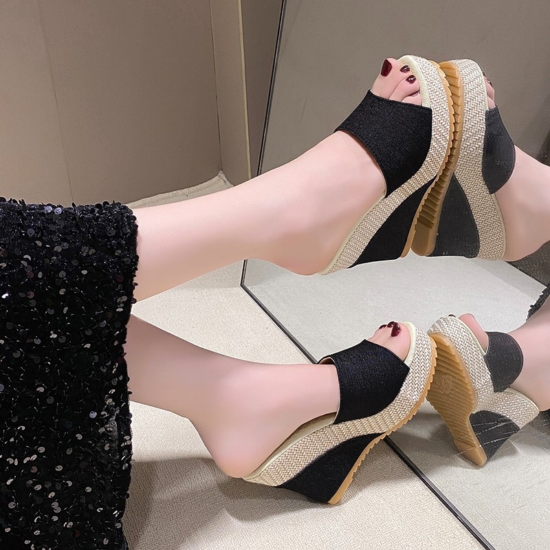 Női casual szandál egy pánttal, nyitott orrú, textile felső rész, PU bélés, gumírozott talp, 2025-ös nyári megjelenés