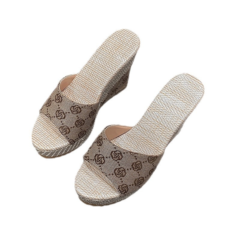 Női casual szandál egy pánttal, nyitott orrú, textile felső rész, PU bélés, gumírozott talp, 2025-ös nyári megjelenés