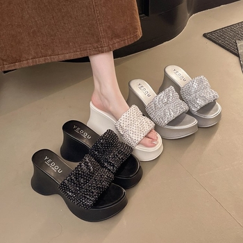 Női kristályos vastag talpú szandál, PU felső rész, gumi talp, kerek orr, nyár 2025, francia stílus