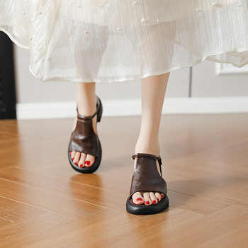 Egy pántos szandál, kerek orr, vastag sarka 3–6 cm, felsőrész: Super Fiber; talp: Rubber