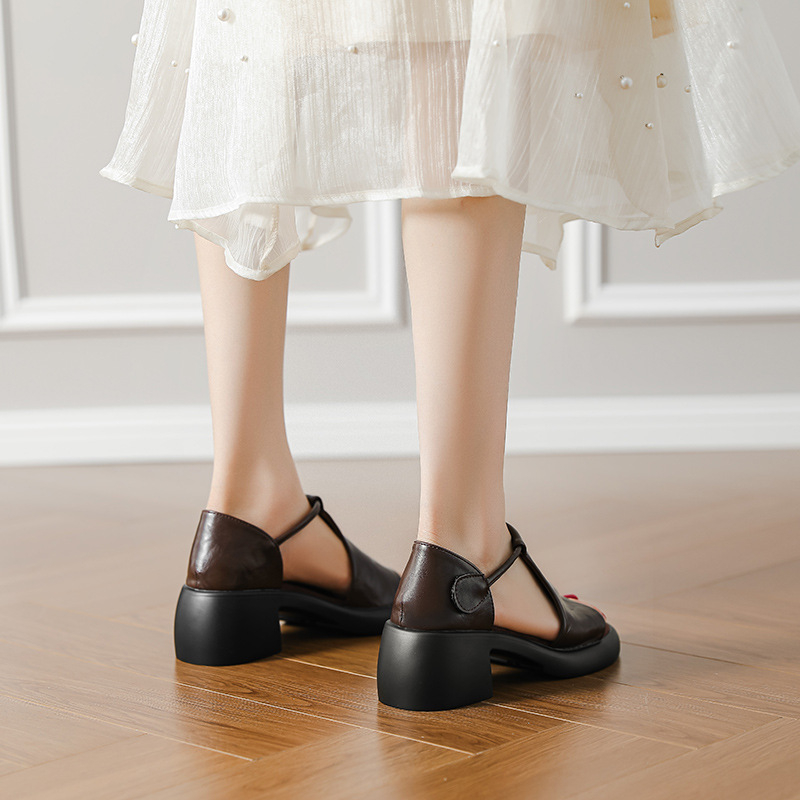 Egy pántos szandál, kerek orr, vastag sarka 3–6 cm, felsőrész: Super Fiber; talp: Rubber