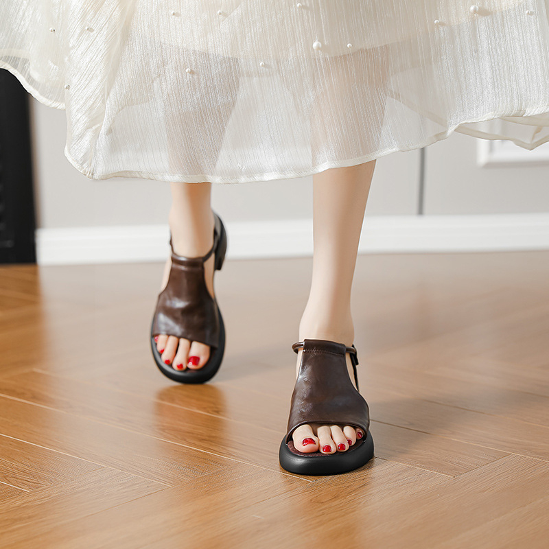 Egy pántos szandál, kerek orr, vastag sarka 3–6 cm, felsőrész: Super Fiber; talp: Rubber