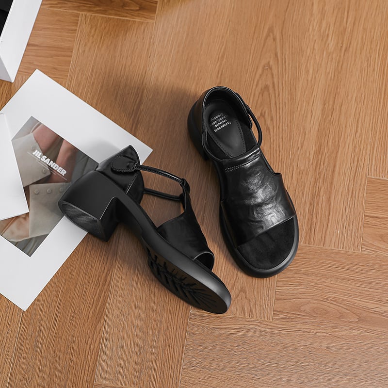 Egy pántos szandál, kerek orr, vastag sarka 3–6 cm, felsőrész: Super Fiber; talp: Rubber