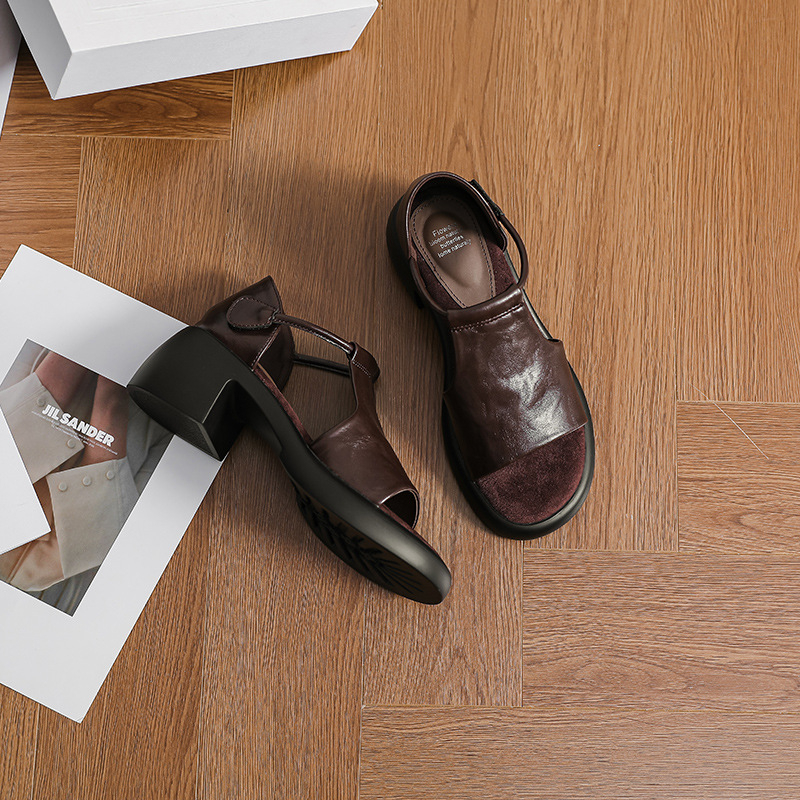 Egy pántos szandál, kerek orr, vastag sarka 3–6 cm, felsőrész: Super Fiber; talp: Rubber