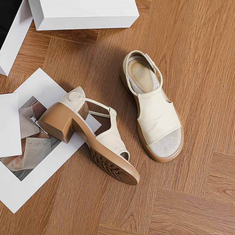 Egy pántos szandál, kerek orr, vastag sarka 3–6 cm, felsőrész: Super Fiber; talp: Rubber