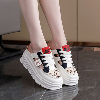 Női lélegző, lyukas felsőjű szandál vastag talppal; felső: mű PU, belső anyag: szuper rost, talp: gumi, orrforma: kerek, tavasz 2025, származás: Wenzhou, Zhejiang