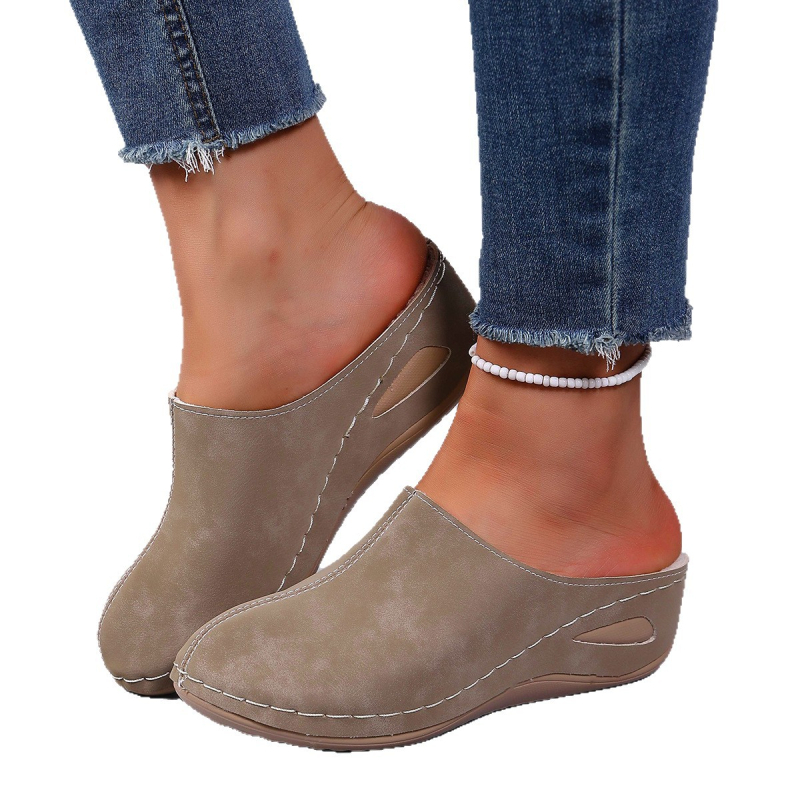 Női papucs kerek orrú, PU felső és PU belső, gumírozott talp, klínos sarok 3–6 cm, őszi 2025