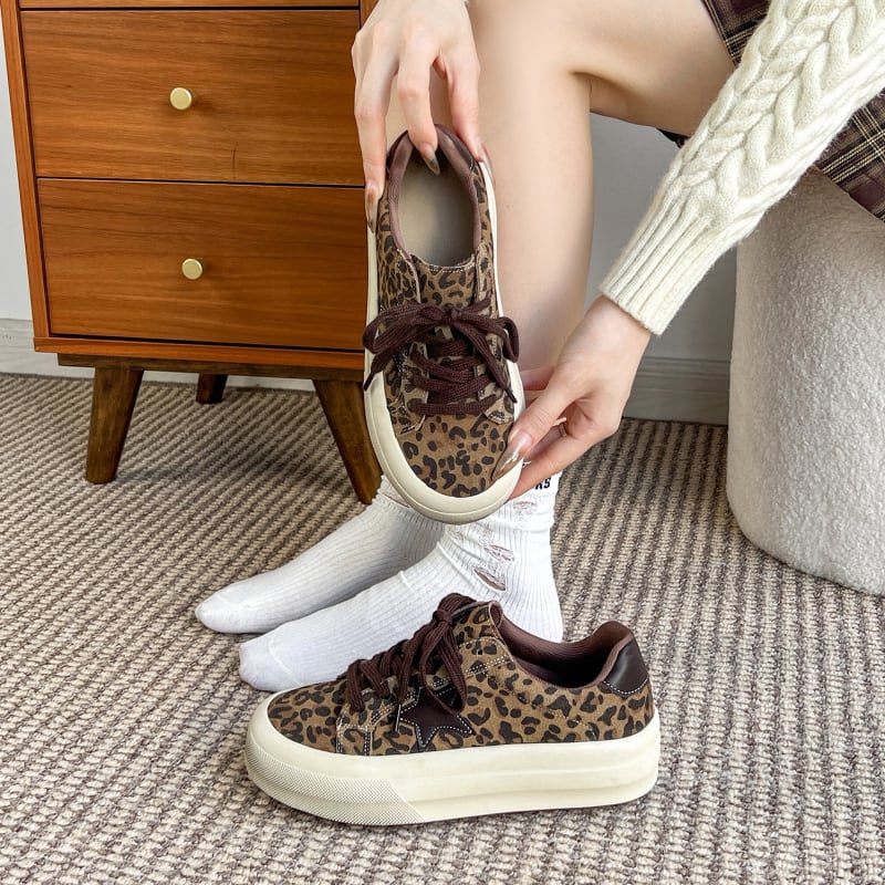 Leopárd mintás platform cipő, velúr felsőrész, fűzőzár, vastag talp