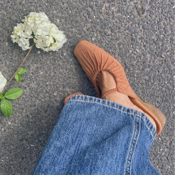 Mule cu toc gros, partea superioară din velur, vârf drept, talpă din cauciuc, căptușeală din piele de oaie