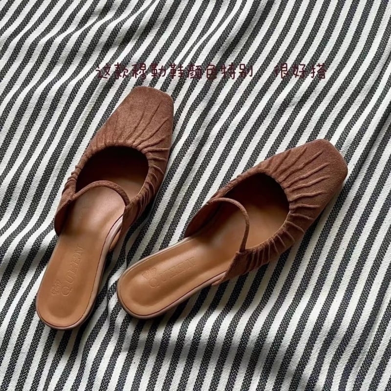 Mule cu toc gros, partea superioară din velur, vârf drept, talpă din cauciuc, căptușeală din piele de oaie