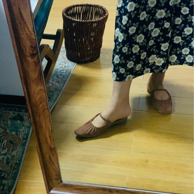 Mule cu toc gros, partea superioară din velur, vârf drept, talpă din cauciuc, căptușeală din piele de oaie