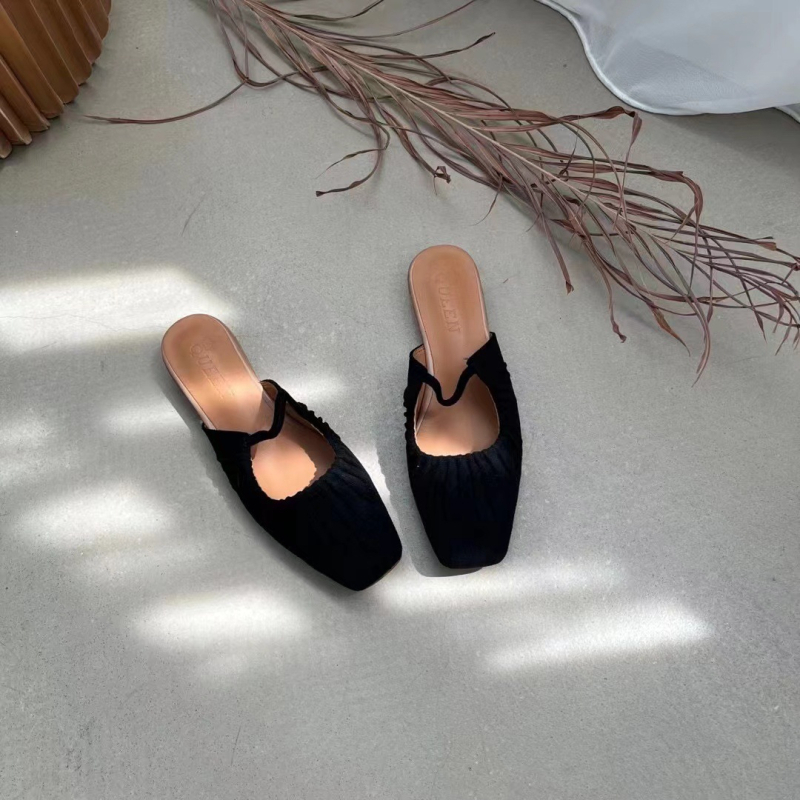 Mule cu toc gros, partea superioară din velur, vârf drept, talpă din cauciuc, căptușeală din piele de oaie