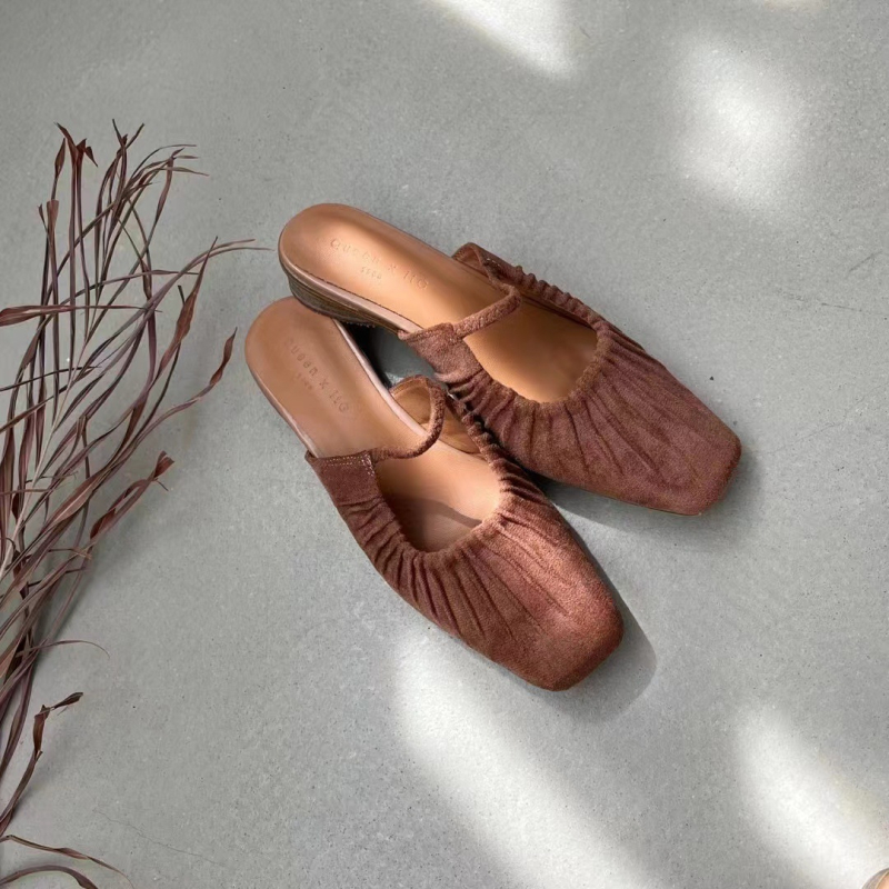 Mule cu toc gros, partea superioară din velur, vârf drept, talpă din cauciuc, căptușeală din piele de oaie