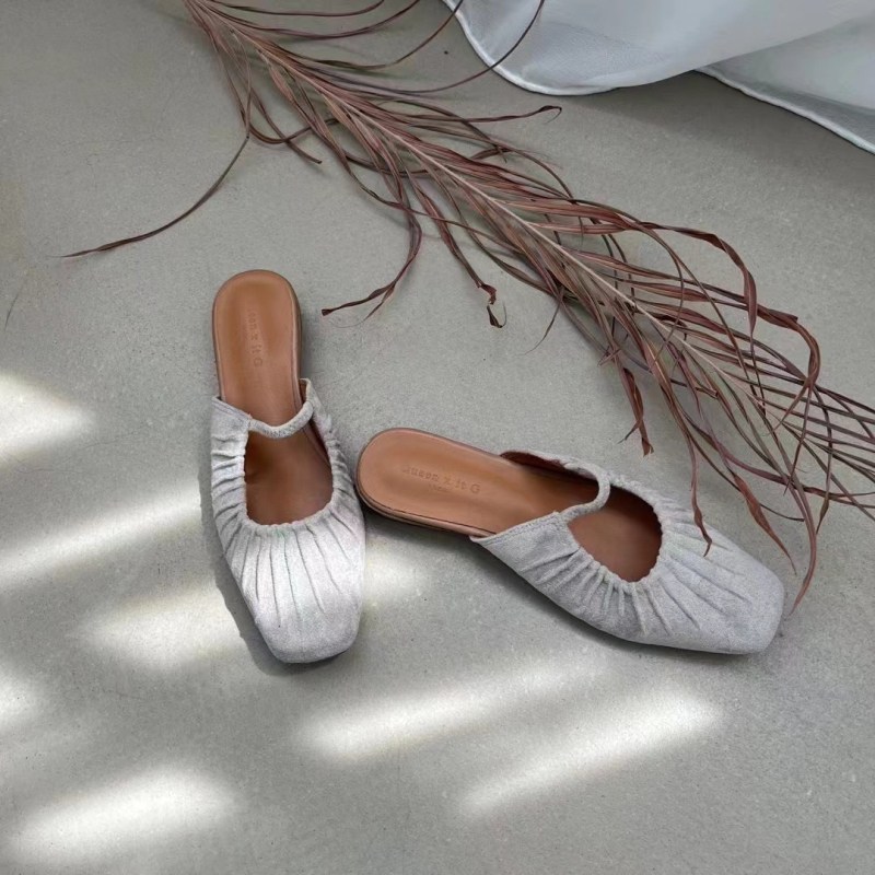 Mule cu toc gros, partea superioară din velur, vârf drept, talpă din cauciuc, căptușeală din piele de oaie