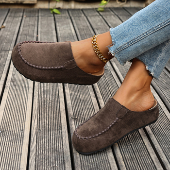 Slip-On platform sandale s velurim gornjim dijelom, zaobljeni nos, srednja visina platforme 3–5 cm, gumeni đon