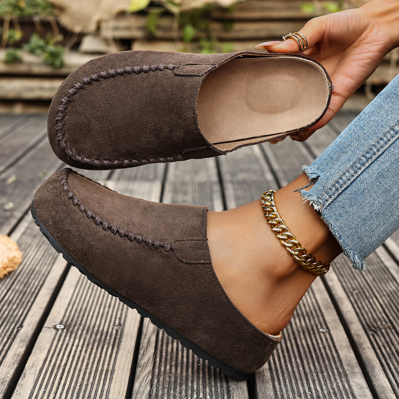 Slip-On platform sandale s velurim gornjim dijelom, zaobljeni nos, srednja visina platforme 3–5 cm, gumeni đon