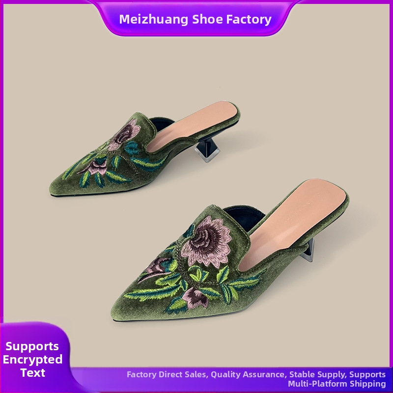 Izšivene velur mule s srednjom visinom potpetice, špičast nos, vintage slip-on