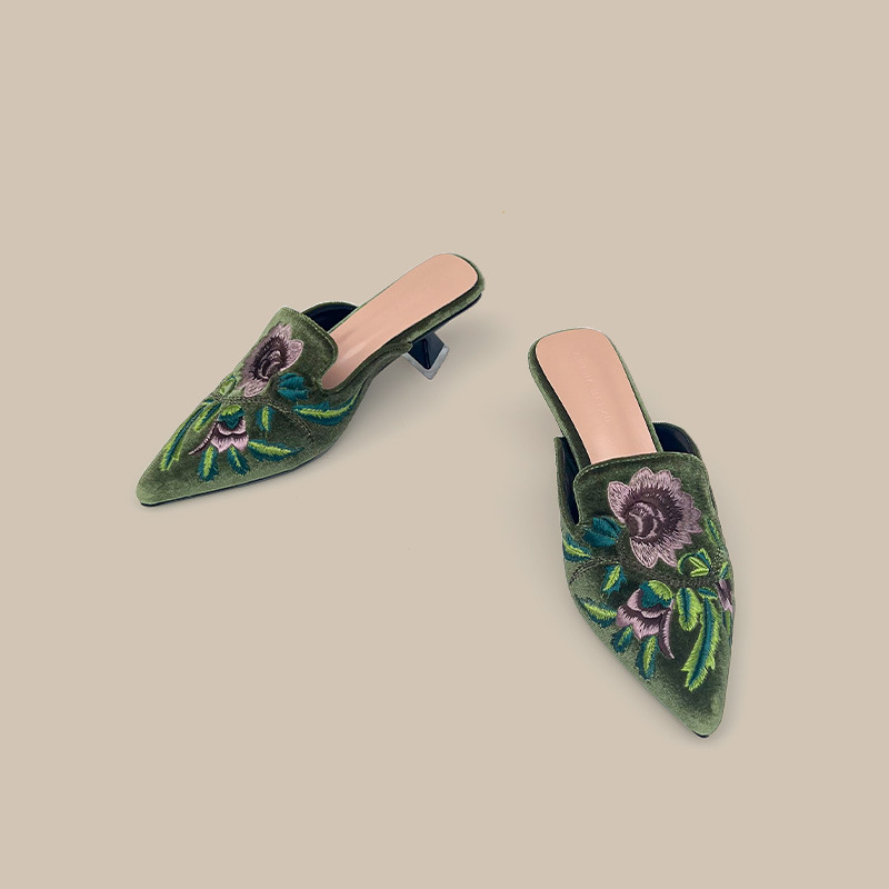 Izšivene velur mule s srednjom visinom potpetice, špičast nos, vintage slip-on
