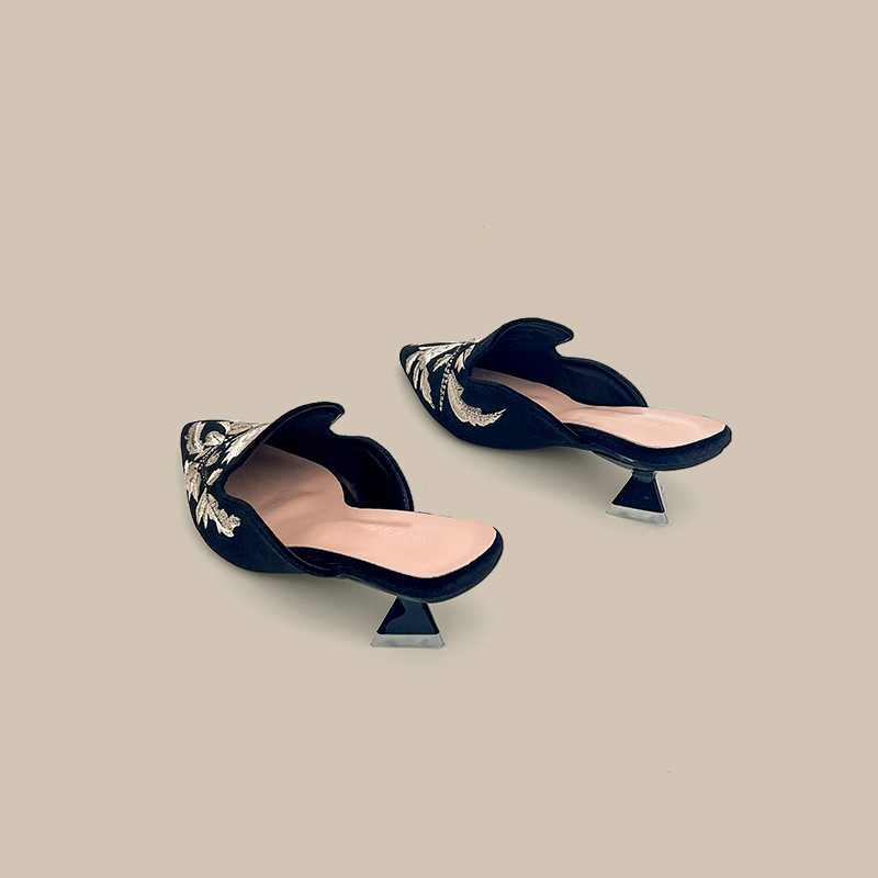 Izšivene velur mule s srednjom visinom potpetice, špičast nos, vintage slip-on