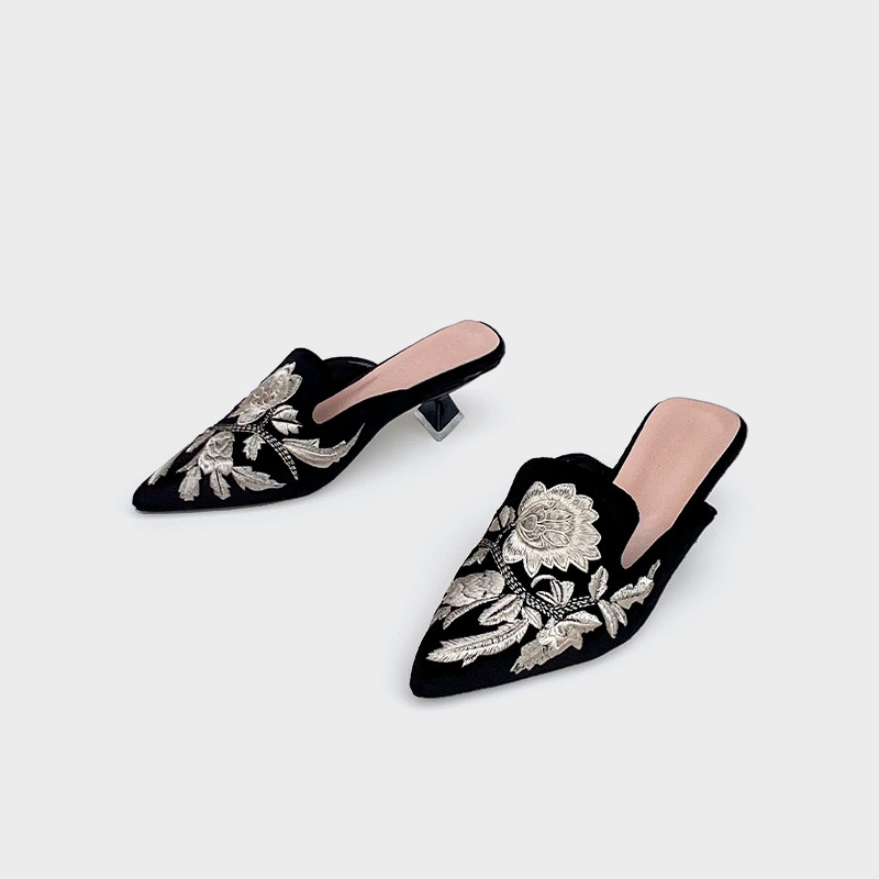 Izšivene velur mule s srednjom visinom potpetice, špičast nos, vintage slip-on