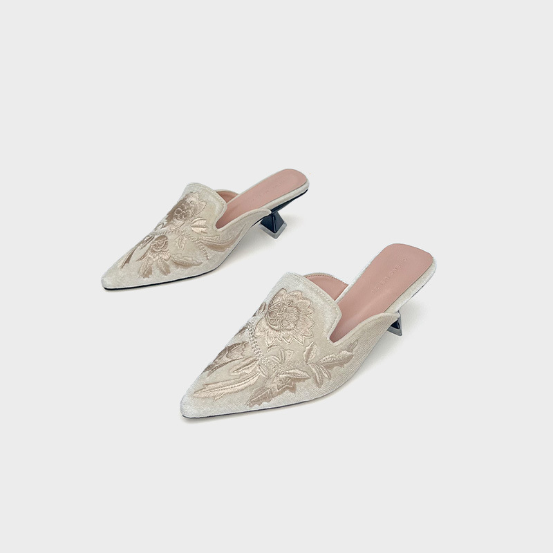Izšivene velur mule s srednjom visinom potpetice, špičast nos, vintage slip-on