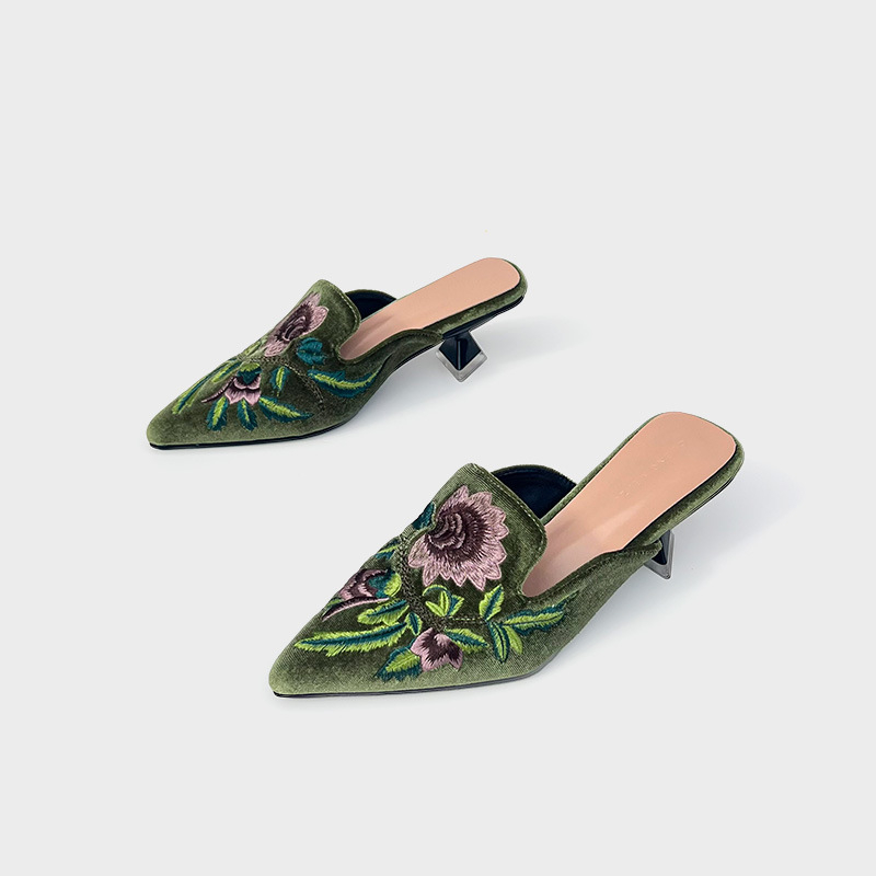 Izšivene velur mule s srednjom visinom potpetice, špičast nos, vintage slip-on