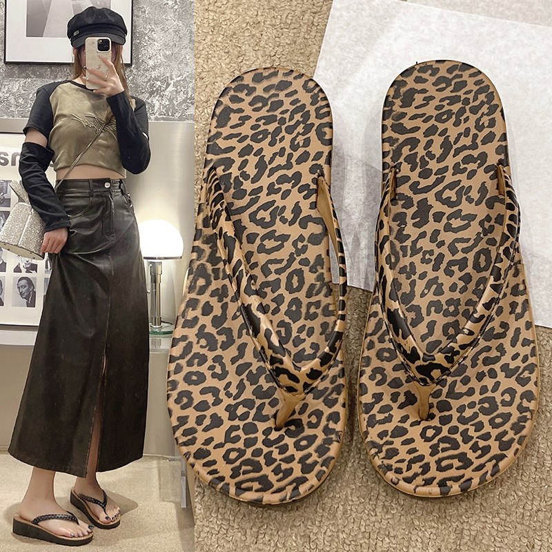Șlapi femei leopard print, talpă înclinată (wedged), suprafața din plastic, talpă PVC, fără căptușeală