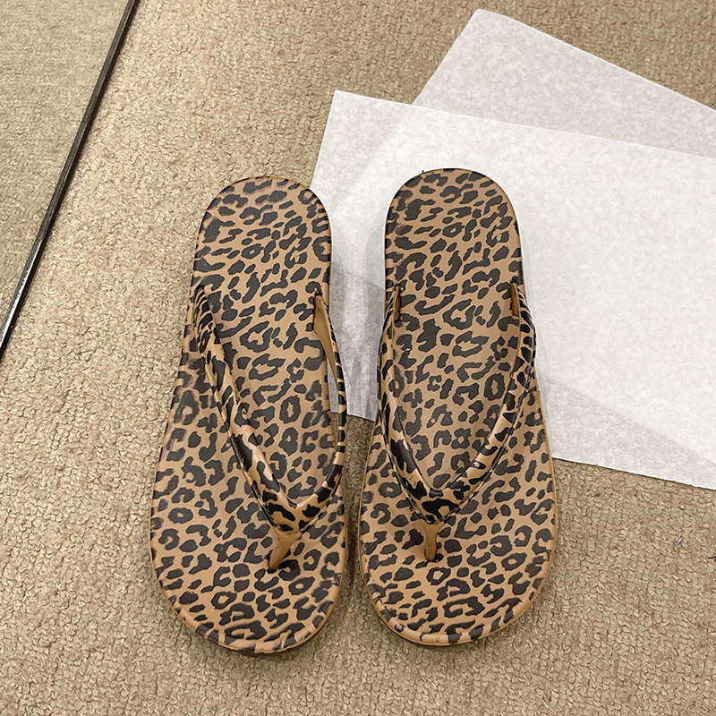 Șlapi femei leopard print, talpă înclinată (wedged), suprafața din plastic, talpă PVC, fără căptușeală